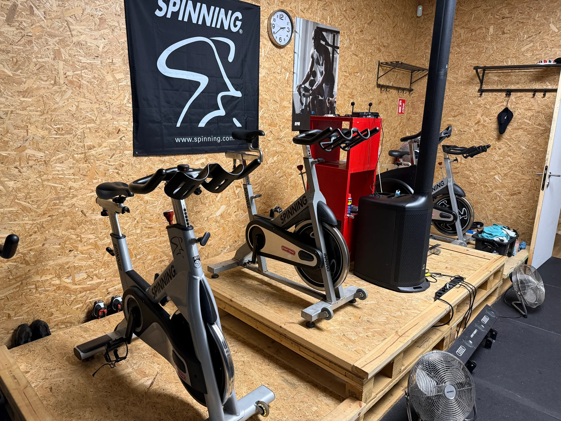 Salle spinning — vélos en rangées